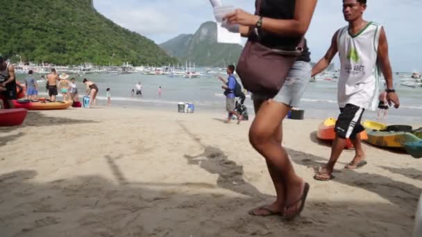 Pessoas Esperando Praia Para Barcos Turísticos Filipinas — Vídeo de Stock