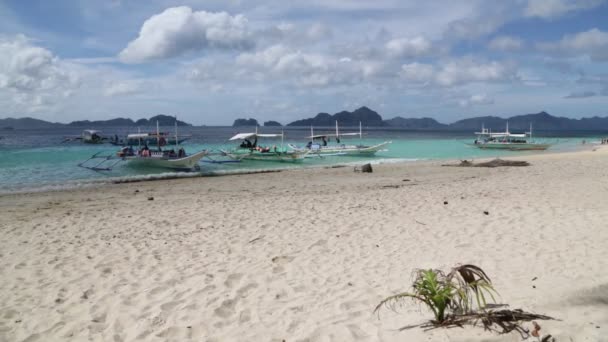 フィリピンの海のボートから砂浜の人々と観光客 — ストック動画