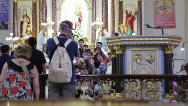 Talya Kilise Içinde Düğün Töreninde Insanlar — Stok video