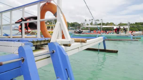 Boten Met Mensen Het Water Met Bergen Achtergrond — Stockvideo