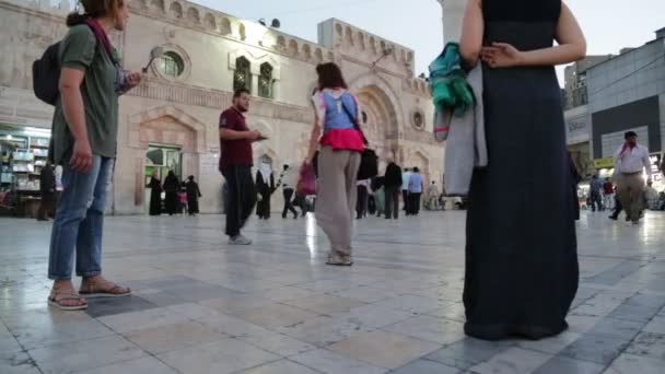 Turistler Dualar Amman Ürdün Eski Cami Dışında Yürüyüş — Stok video