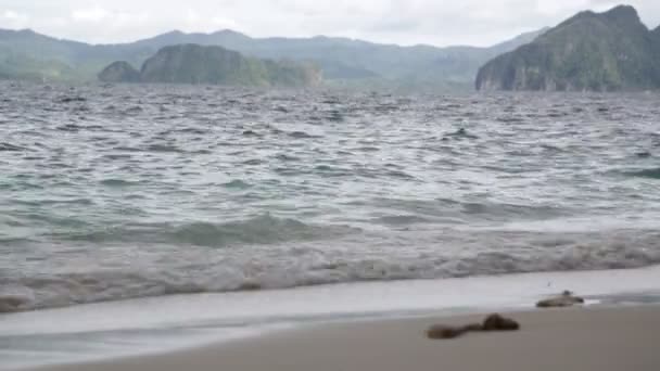 Hullámok Csendes Óceán Közelében Dombok Homokos Strand Fülöp Szigeteken — Stock videók