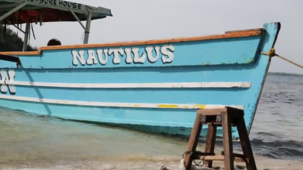 Blauwe Boot Afgemeerd Aan Sandy Beach — Stockvideo