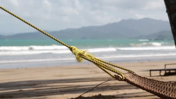 Hamaca Cerca Playa Del Océano Día Soleado — Vídeos de Stock