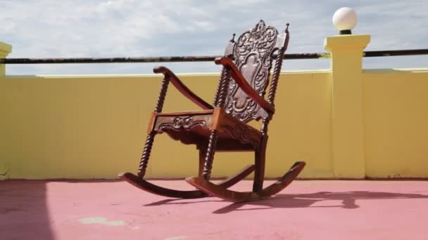 Cadeira Balanço Vazia Velho Terraço Sujo Filipinas — Vídeo de Stock