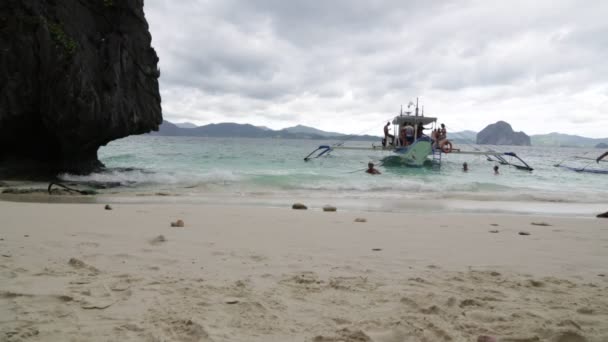 Persone Che Rilassano Sulla Spiaggia Sabbiosa Vicino Colline Rocciose Nelle — Video Stock