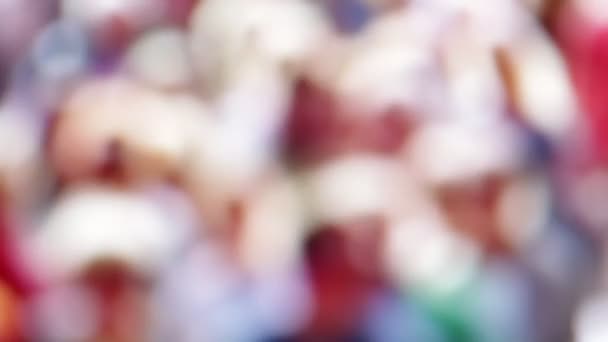 vue floue de la foule de personnes marchant dans la rue 