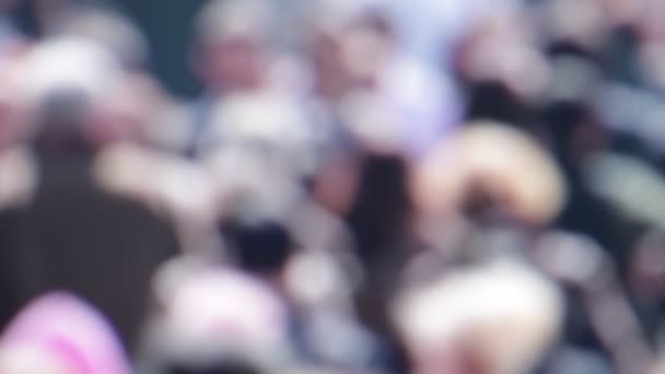 vue floue de la foule de personnes marchant dans la rue 