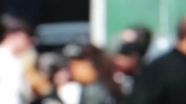 vue floue de la foule de personnes marchant dans la rue 