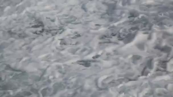 vue à grand angle des vagues en mer 