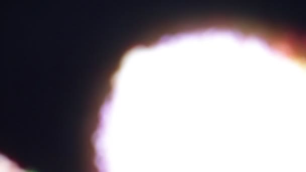 feux d'artifice colorés flous sur fond sombre 