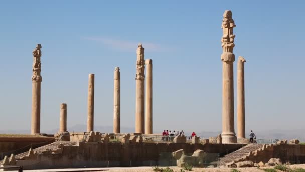 Mensen Persepolis Oude Ruïnes Historische Bestemming Monumenten Iran — Stockvideo