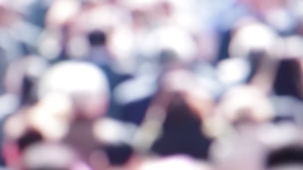 vue floue de la foule de personnes marchant dans la rue 