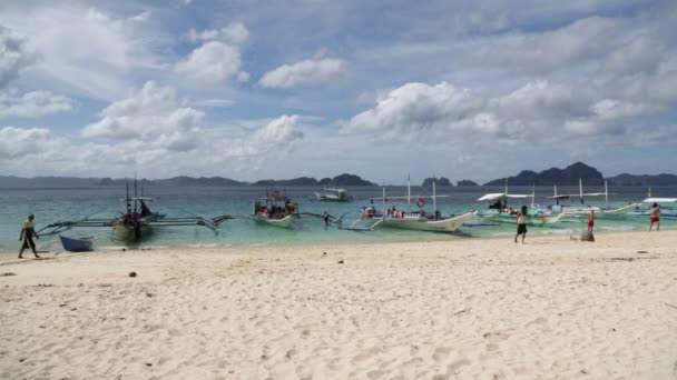 Personas Turistas Playa Arena Desde Barco Mar Filipinas — Vídeo de stock