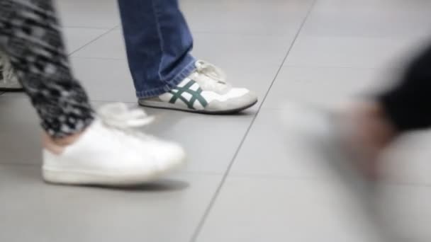 Images Recadrées Personnes Marchant Dans Aéroport — Video