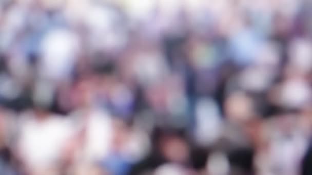 vue floue de la foule de personnes marchant dans la rue 