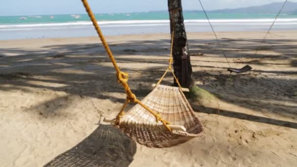 Hamaca Cerca Playa Del Océano Día Soleado — Vídeos de Stock