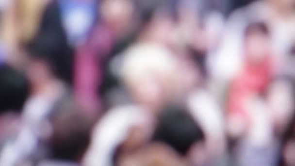 vue floue de la foule de personnes marchant dans la rue 