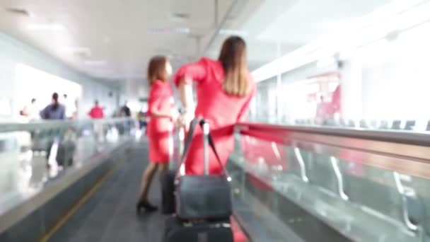 Vue Floue Des Personnes Qui Attendent Marchent Intérieur Porte Aéroport — Video