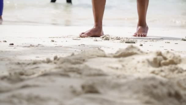 Πόδια Των Ανθρώπων Που Περπατούν Στην Παραλία Κοντά Στον Ωκεανό — Αρχείο Βίντεο