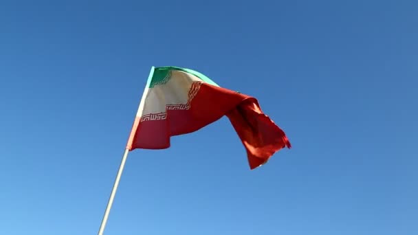 Bandera Iraní Moviéndose Por Viento Contra Cielo Azul — Vídeo de stock