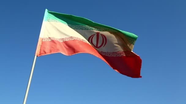 伊朗国旗在蓝天上被风吹动 — 图库视频影像
