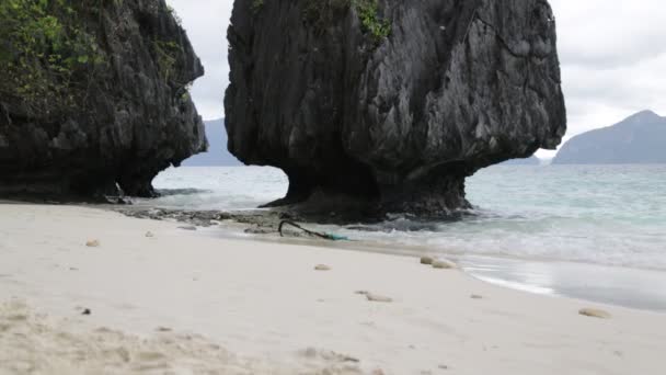 Wellen Des Pazifiks Der Nähe Von Felshügel Und Sandstrand Auf — Stockvideo