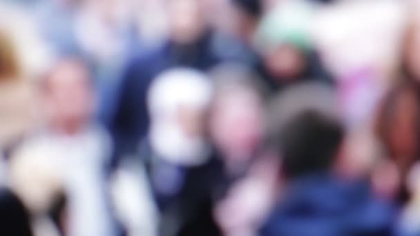 vue floue de la foule de personnes marchant dans la rue 