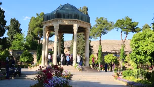 Touristes Marchant Près Tombe Poète Persan Iran — Video