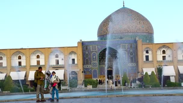 Personnes Marchant Sur Vieille Place Minaret Iran — Video