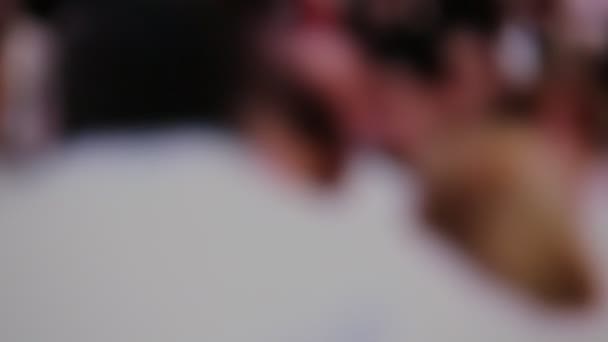 vue floue de la foule de personnes marchant dans la rue 