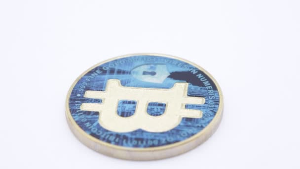 Närbild Bilder Mynt Med Bitcoin Symbol Vit Yta — Stockvideo