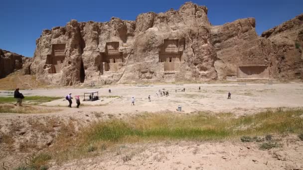 イランのペルセポリス近くの古い遺跡の近くを歩く観光客 — ストック動画
