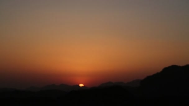 Hermoso Atardecer Rojo Sobre Montañas — Vídeos de Stock