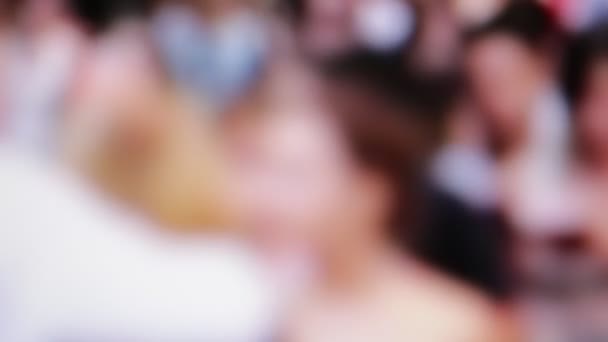 vue floue de la foule de personnes marchant dans la rue 