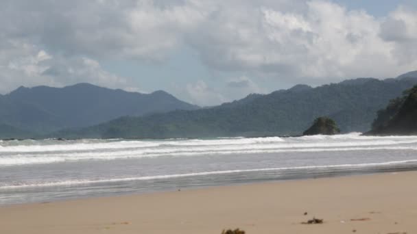 Fale Oceanu Spokojnego Pobliżu Wzgórz Piaszczystej Plaży Filipinach — Wideo stockowe