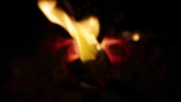 篝火与橙色的火焰在黑暗的夜晚 — 图库视频影像