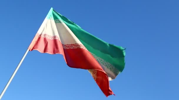 Iraanse Vlag Beweging Door Wind Tegen Blauwe Hemel — Stockvideo
