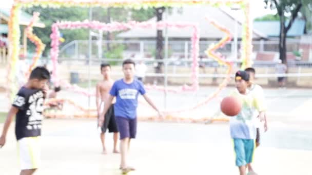 Bilder Bedårande Små Barn Spelar Basket Gatan — Stockvideo