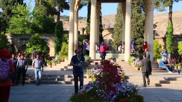 Туристы Идущие Рядом Могилой Персидского Поэта Иране — стоковое видео