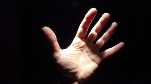 Γκρο Πλαν Πλάνα Από Αρσενικό Χέρι Χειρονομίες Μαύρο Φόντο — Αρχείο Βίντεο