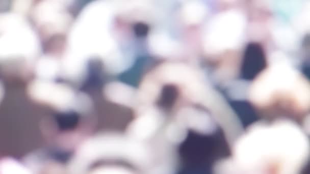 vue floue de la foule de personnes marchant dans la rue 