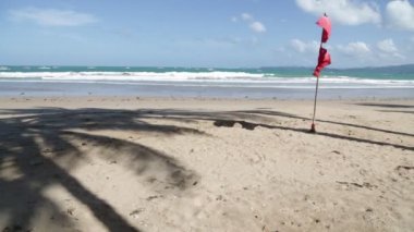 denize yakın sahilde iki kırmızı bayraklar