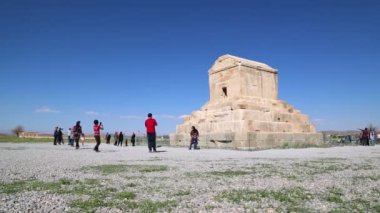 turistler Pasargad eski tapınak İran'ın görüntülerini
