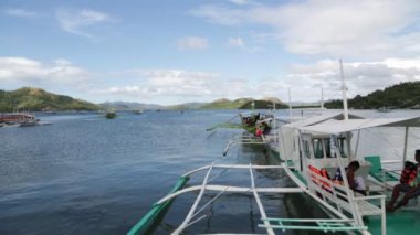Filipinler 'de denizde bir tekne insanlar ve turistler