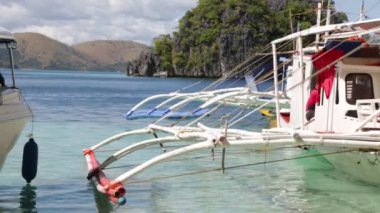 Filipinler 'de denizde bir tekne insanlar ve turistler