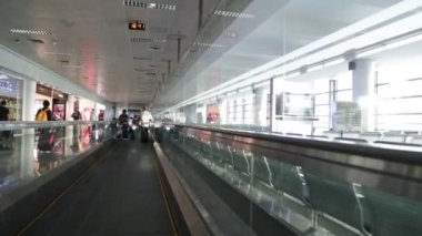 insanlar bekliyor ve Havaalanı kapısı içinde yürüyüş