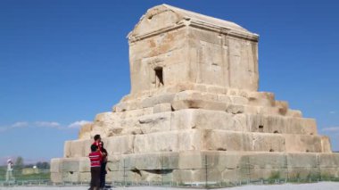 turistler Pasargad eski tapınak İran'ın görüntülerini