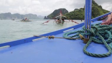 Filipinler 'de denizde bir tekne insanlar ve turistler
