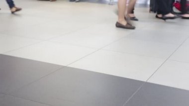 havaalanında yürüyen insanların kırpılmış görüntüleri
